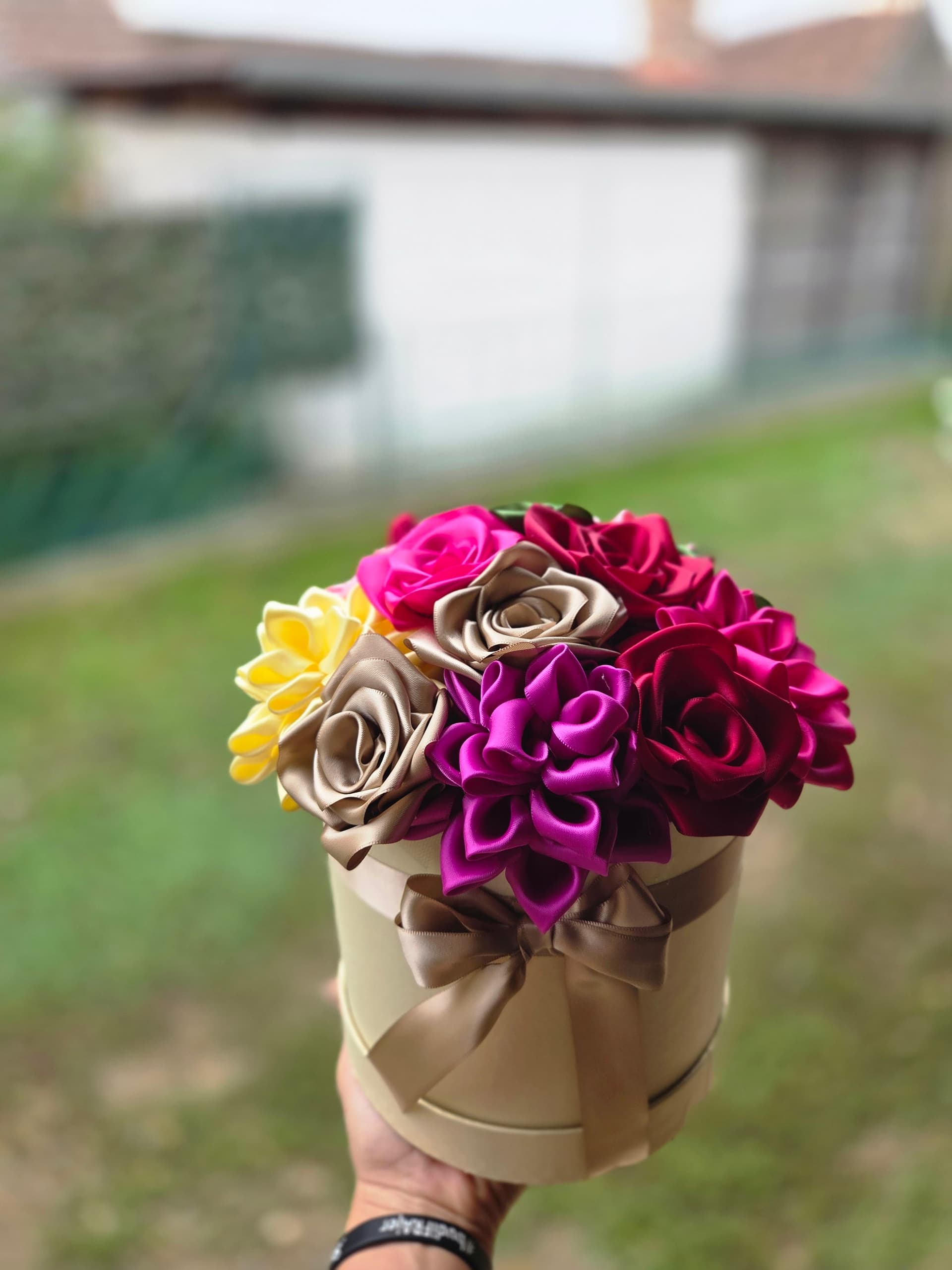 Elegantan satenski box poklon s personaliziranim detaljima