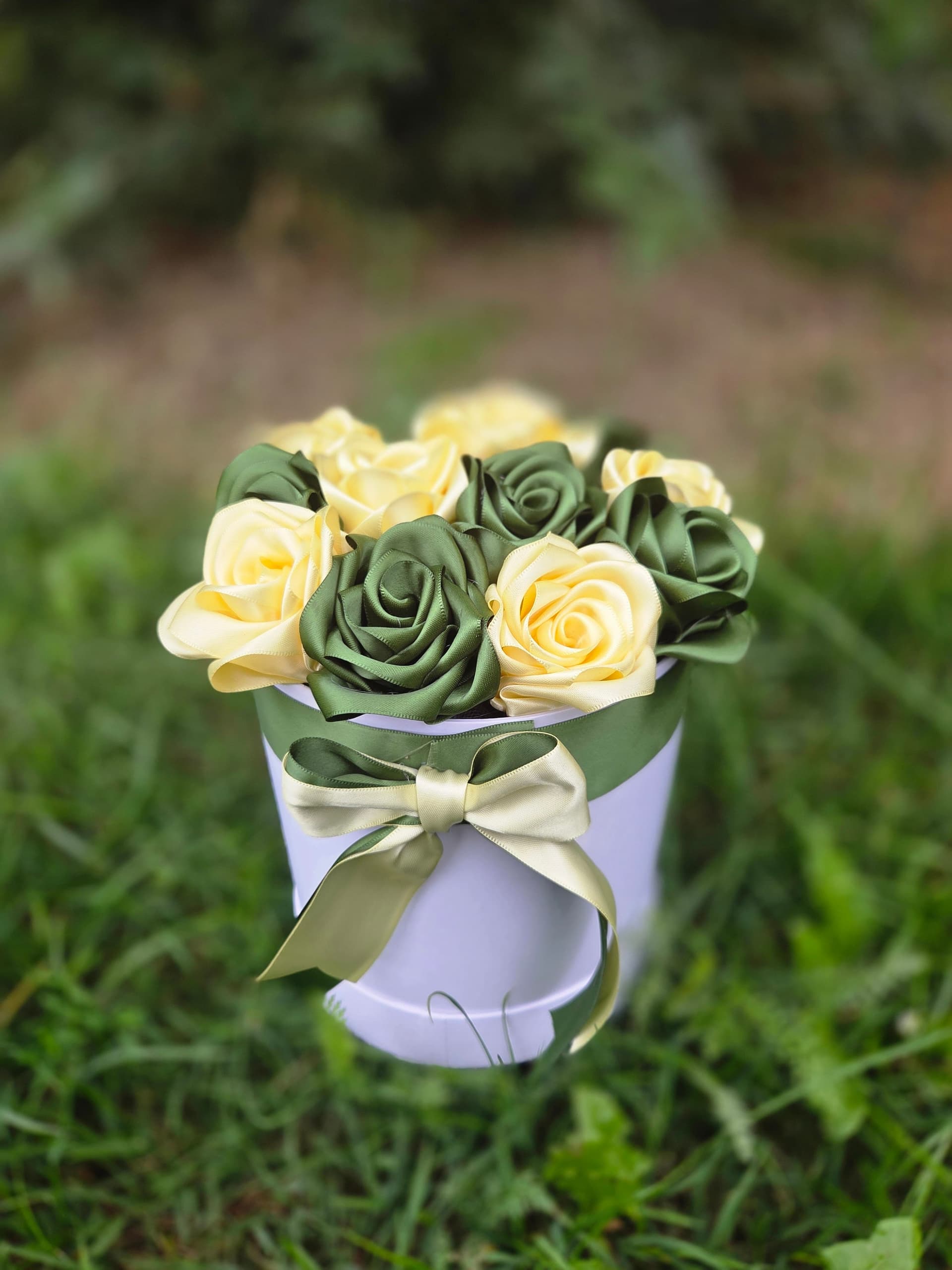 Satenski box aranžman za posebne trenutke - Dekoracije Novak